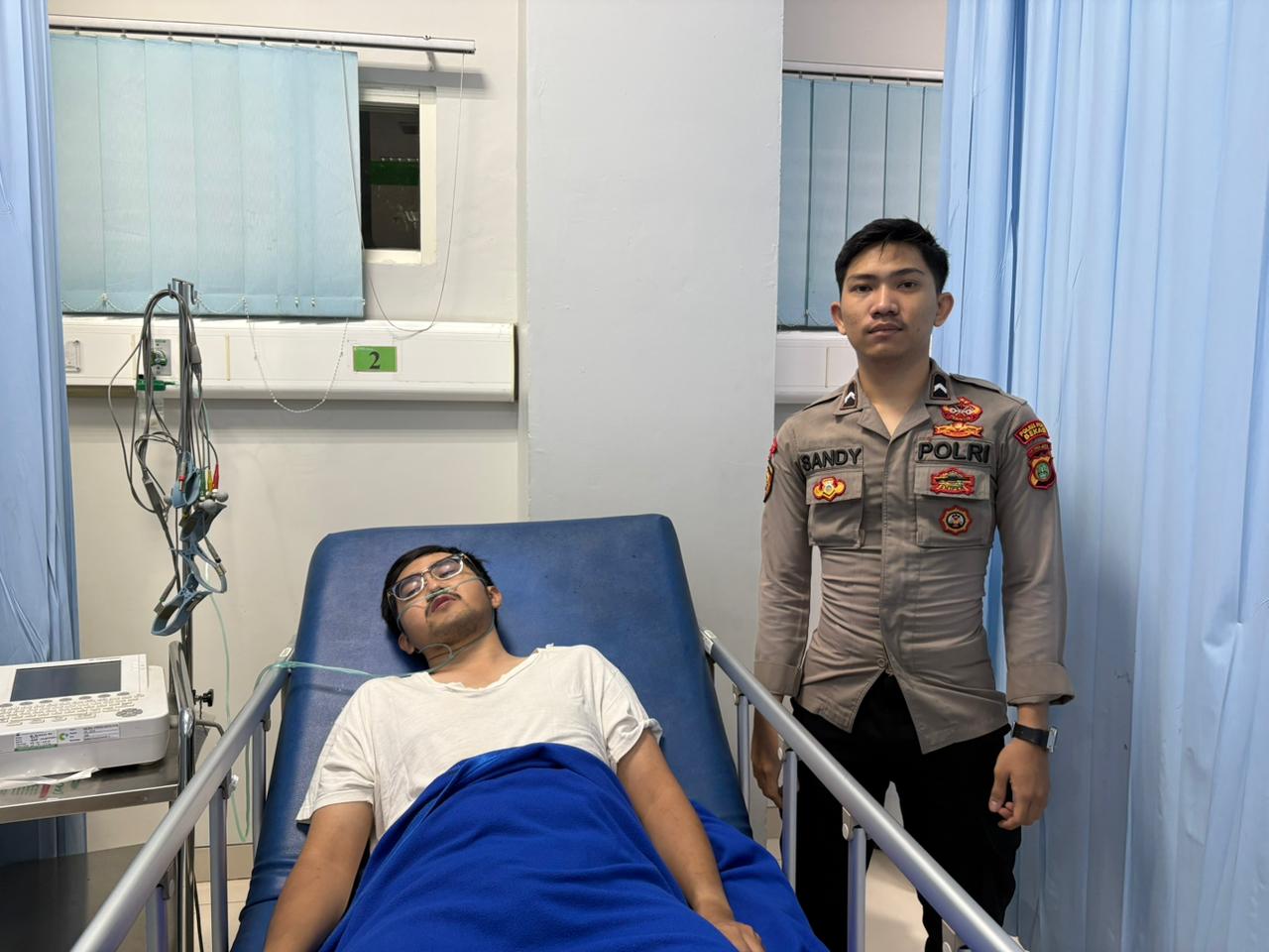 Layanan 110 Jadi Penyelamat, Polisi Evakuasi Warga Sesak Napas di Kabupaten Bekasi