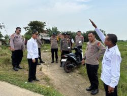 Dansat Brimob Polda Metro Jaya Hadir Dukung Program Kapolda Metro Jaya Melalui Peninjauan Rencana Jembatan Desa