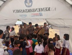 Brimob Polda Sumut Bersama Dinas Pendidikan Tapanuli Tengah Salurkan Bantuan Perlengkapan Sekolah ke Sekolah Darurat