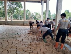 Brimob Polda Sumut Bersihkan Lumpur di Aula SMP Swasta Santo Fransiskus Pandan Pascabencana