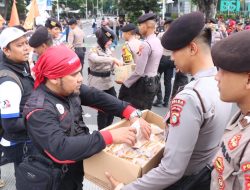 Polisi Bagikan Snack dan Air Mineral ke Massa Aksi Buruh di Depan Gedung Danareksa