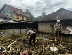 Tim SAR Brimob BKO Polda Sumbar Lakukan Pencarian Korban dan Salurkan Bantuan Banjir di Palembayan