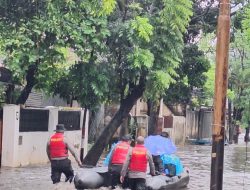 Polda Metro Jaya Evakuasi Warga Terdampak Banjir di Asrama Polisi Pondok Karya