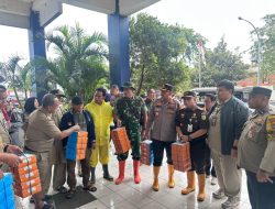 Kapolsek Kelapa Gading Pimpin Evakuasi Warga Terdampak Banjir di Pegangsaan Dua