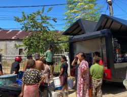 Brimob Polda Sumut Distribusikan Air Bersih ke Desa Sibuluan Nauli Pascabencana