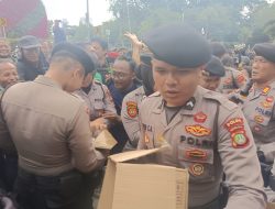 Polisi Bagikan Air Mineral dan Snack pada Pelayanan Unjuk Rasa Ojol