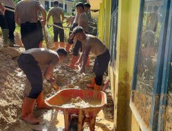 Brimob Polda Sumut Bersihkan Lumpur di SMP Negeri 2 Pandan Nauli Pascabencana