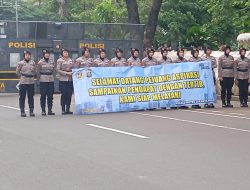 Pelayanan Humanis, Polwan Polda Metro Jaya Bagikan Air dan Snack saat Aksi Ojol Nasional