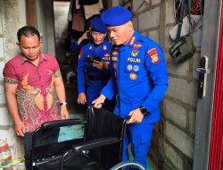 Direktorat Polairud Polda Metro Jaya Beri Kursi Roda untuk Warga Pesisir Penjaringan