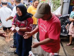 Hj.Neneng Anggota DPRD DKI Berikan Paket Makanan untuk Korban Banjir di Sukapura