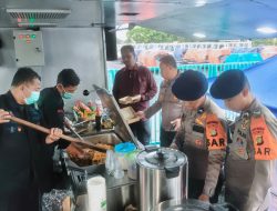 Brimob Polda Metro Jaya Gelar Dapur Lapangan untuk Warga Terdampak Banjir di Rawa Teratai, Jakarta Timur