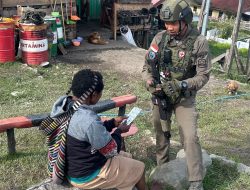 Sentuhan Kemanusiaan di Pos Sinak: Brimob Hadir Menjaga Kesehatan dan Harapan Warga