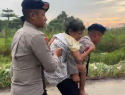 Banjir di Cikarang, Brimob Evakuasi Gendong Lansia