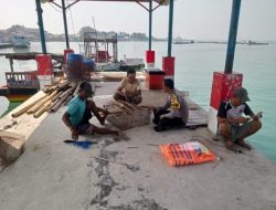 Bhabinkamtibmas Pulau Panggang Ajak Warga Jaga Kamtibmas Demi Wisata Aman dan Nyaman