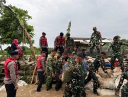 Brimob Polda Metro Jaya Dan TNI Tangani Tanggul Jebol di Muara Gembong