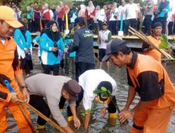 Bhabinkamtibmas Pulau Tidung Ikuti Penanaman 1.000 Bibit Mangrove di Pantai Panah Asmara