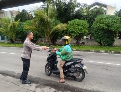 Polsek Kelapa Gading Gelar Jumat Peduli, Bagikan 200 Nasi Kotak untuk Ojol dan Warga