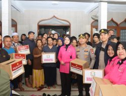 Kapolres Metro Tangerang Kota Tinjau Lokasi Pengungsian Banjir dan Dapur Umum, Salurkan Bantuan kepada Warga