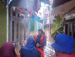 Ditpolairud Polda Metro Jaya Antar Warga Pulang di Tengah Banjir Kebon Pala