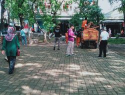 Warga Bersama Petugas Gabungan Gelar Kerja Bakti di RW 02 Tugu Utara