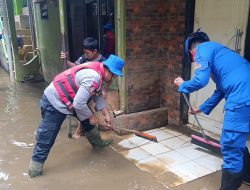 Tim SAR Ditpolairud Polda Metro Jaya Bersihkan Rumah dan Mushola Terdampak Banjir di Kebon Pala