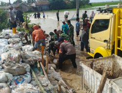 Tanggul Jebol di Muara Gembong, Brimob Bersama TNI dan Warga Bahu-Membahu Lakukan Penanganan