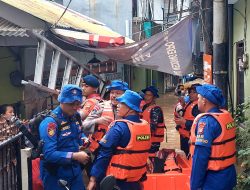 Banjir Rendam Kebon Pala, Siaga Sar Ditpolaorud Polda Metro Jaya Evakuasi Warga