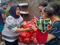 Anggota DPRD DKI Hj.Neneng Hasanah Berikan Bantuan Sembako Bagi Korban Banjir di Sukapura