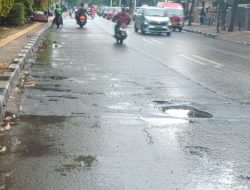 Jalan Raya Plumpang–Semper Pasca Banjir: Aspal Terkelupas, Lubang Menganga Ancam Nyawa Pengendara