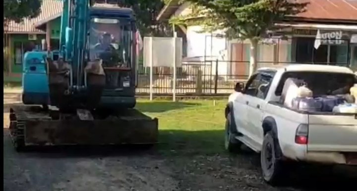 Bantuan Alat Berat Kapolri Dukung Pembersihan Lumpur Pasca Banjir di Pidie