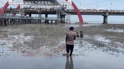 Respons Cepat Dit Polairud Polda Jatim Selamatkan Dua Anak Terjebak Lumpur di Wisata Kenjeran