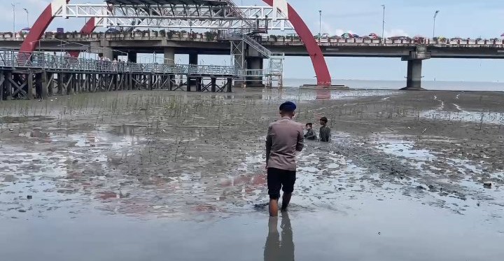Respons Cepat Dit Polairud Polda Jatim Selamatkan Dua Anak Terjebak Lumpur di Wisata Kenjeran