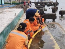 Puluhan Petugas Gabungan Tangani Genangan Rob di Pulau Untung Jawa