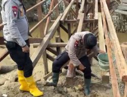 Sat Brimob Polda Sumbar Bangun Jembatan Darurat Penghubung Dua Nagari di Padang Pariaman