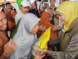Gubernur Khofifah Gelar Pasar Murah di Lamongan