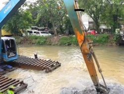 Antisipasi Banjir, Sudin SDA Jakbar Keruk Sebelas Kali dan PHB