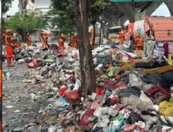 60 Personil PPSU Kelurahan Koja Bersama LH Bersihkan Sampah Sisa Banjir