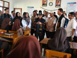 Serahkan Bantuan, Mendikdasmen Pastikan Rehabilitasi Sekolah Pascabencana di Aceh Tuntas 2026