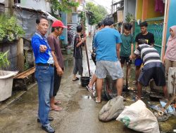 Warga RW 03 Tugu Selatan Kerja Bakti Bersihkan Lingkungan