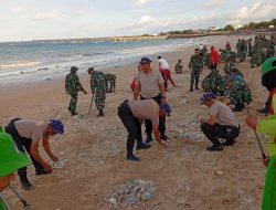 Polda Bali bersama TNI dan Masyarakat Gelar Karya Bakti Pembersihan Pantai Kedonganan dan Kuta