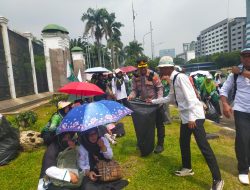 Pelayanan Humanis Polisi di Aksi Guru Madrasah, Bagikan Roti hingga Air Mineral