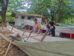 Bhabinkamtibmas Pulau Sabira Ajak Warga Jaga Kamtibmas dan Sosialisasikan Layanan 110