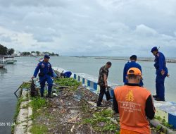 Ditpolairud Polda Metro Jaya Bersihkan 200 Kg Sampah di Pulau Lancang