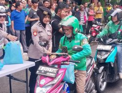 Jumat Peduli Polda Metro Jaya, Ojol dan PHL Terima 500 Paket Sembako