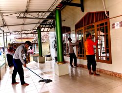 Program Bang Jasri Digelar Serentak, Personel Polres Kepulauan Seribu Kompak Bersih-Bersih Masjid