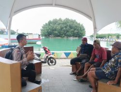 Bhabinkamtibmas Pulau Kelapa Ajak Warga Jaga Kamtibmas dan Sosialisasikan Hotline 110