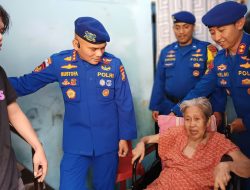 Ditpolairud Polda Metro Jaya Beri Kursi Roda untuk Lansia Pesisir Kali Adem Jakut
