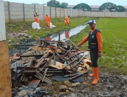 Kerja Bakti Massal di RW 04 Semper Barat Bongkar Sumbatan Saluran Menuju Waduk Belibis