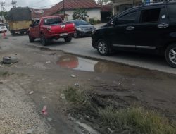 Warga Keluhkan Jalan Jenderal Sudirman di Desa Batu Gajah Rusak Parah dan Sulit Dilalui