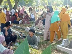 Sambut Ramadan, Peziarah Kunjungi TPU Pulau Karya